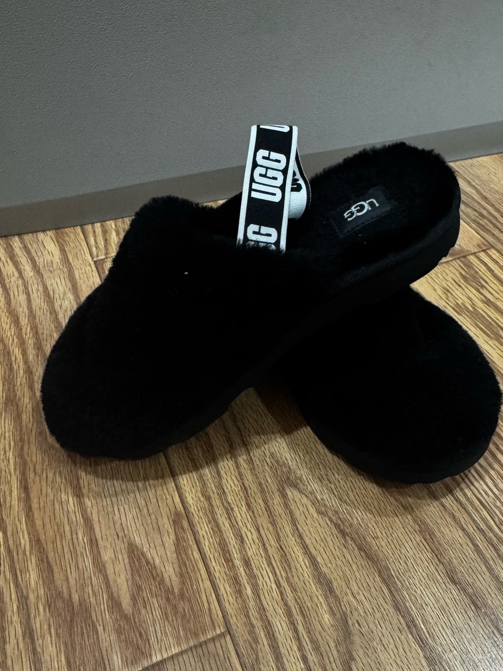 UGG Girls Oh Yeah Fluffy Soft Slippers / Sandals 
Size 4, Black